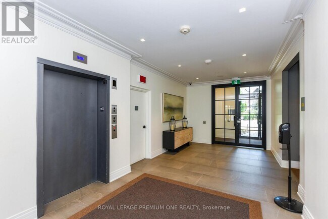 Photo - 571 Prince Edward Dr N Unité 207