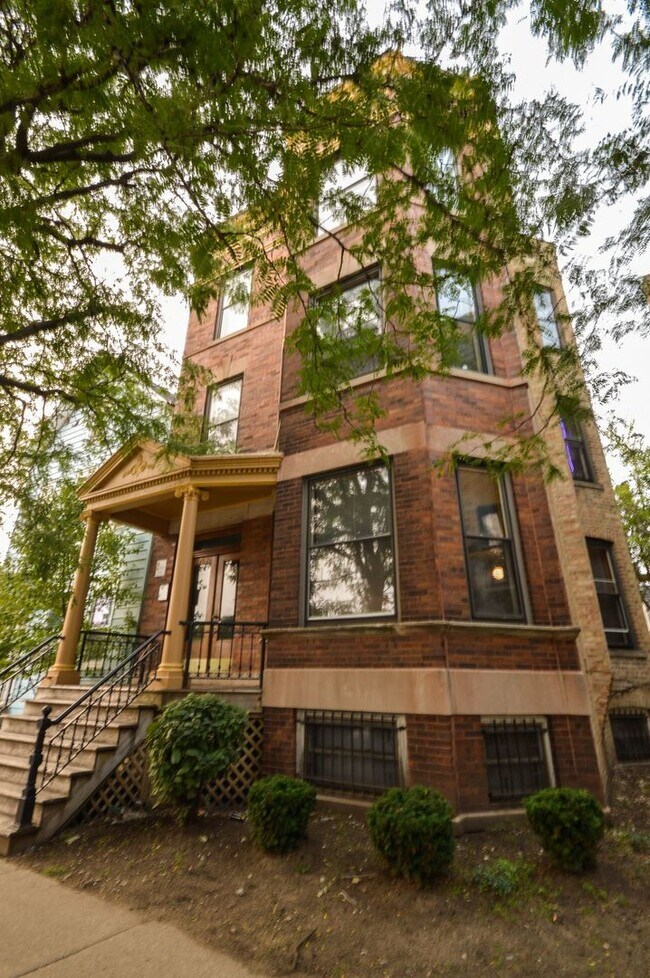 Photo - 1742 W Addison St Apartment Unit 3