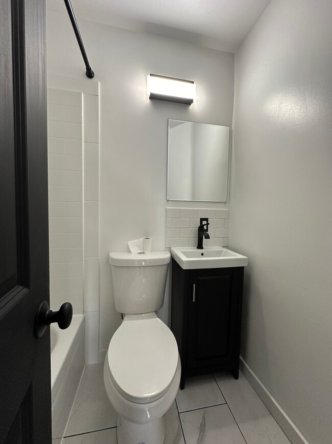 Photo - 4 Front St E