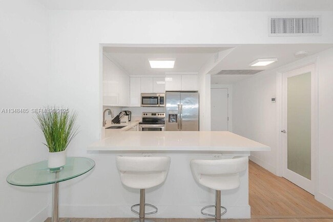 Building Photo - 2301 Collins Ave Unit 927