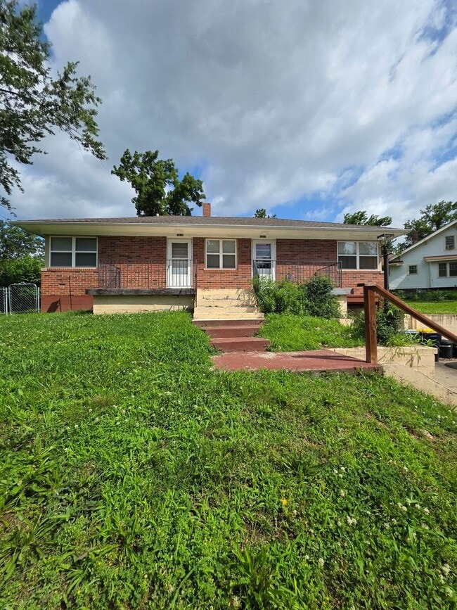 Building Photo - Spacious 1-Bedroom Duplex with Plenty of Kitchen Storage