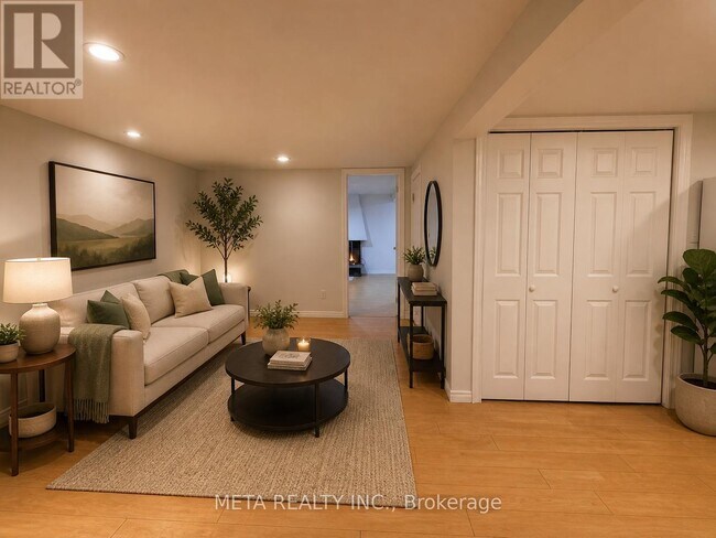 Photo - 313 Rossland Rd W