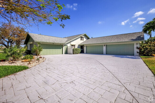 Building Photo - Furnished 4BR Waterfront Pool Home in Cape...