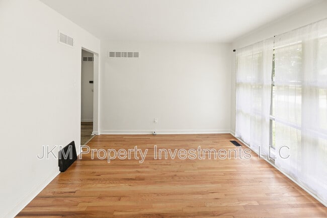 Photo - 135 St Maurice Ln