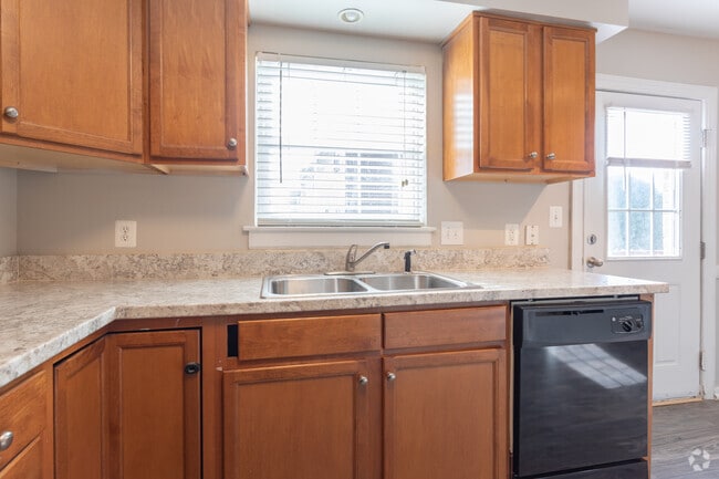 2HAB,1,5BA,-1200SF - Maple Bay Apartment Townhomes