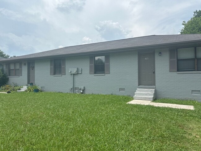 Renovated 2 Bedroom Duplex in Manchester! - Renovated 2 Bedroom Duplex in Manchester! House