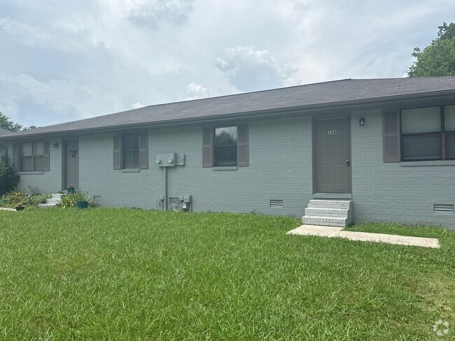 Building Photo - Renovated 2 Bedroom Duplex in Manchester! Rental
