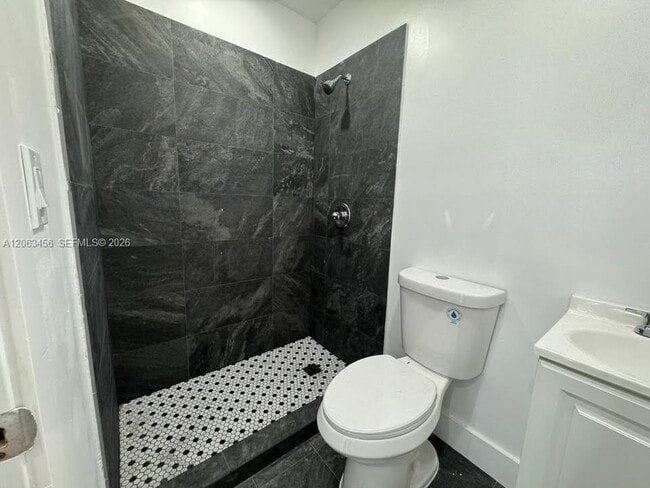 Photo - 670 NE 166th St Unit front