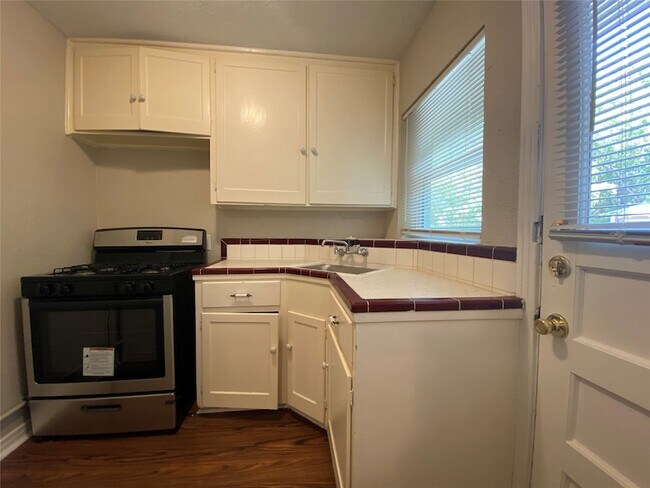 Photo - 904 Denton St