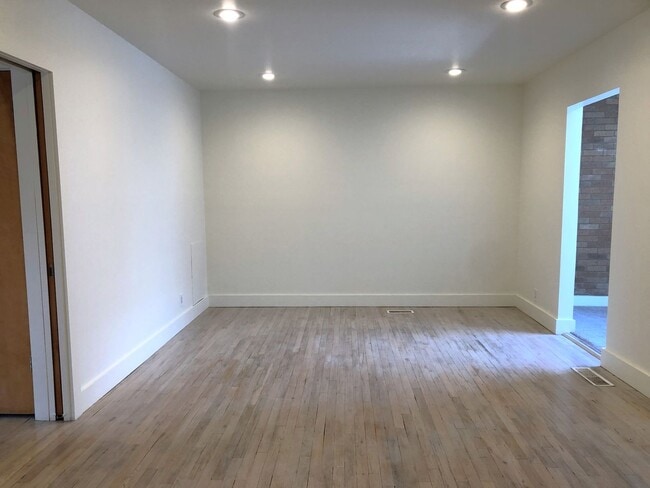 Building Photo - Douglas St. Condo Unit 5