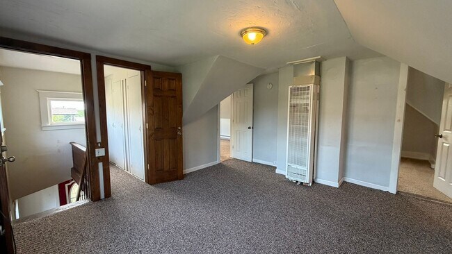 810 E Division St Unit B