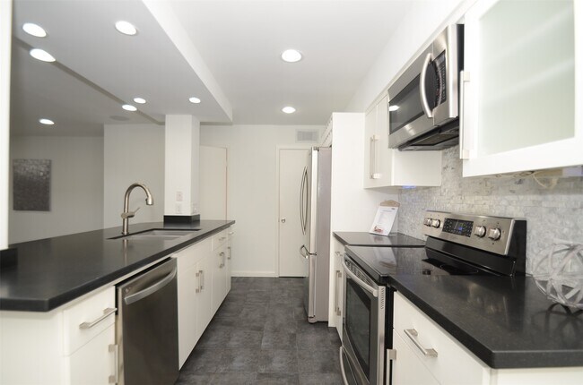 Building Photo - 5524 Beverly Hill St Unit 2