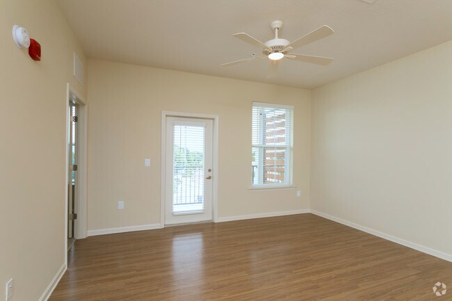 1BR, 1BA - 650 SF