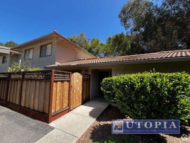 Building Photo - Charming 3 Bedroom, 2-bathroom Townhouse v...