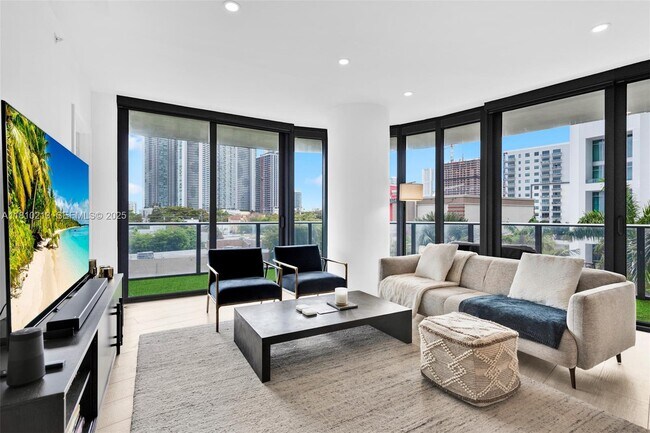 Photo - 121 NE 34th St Unidad L304