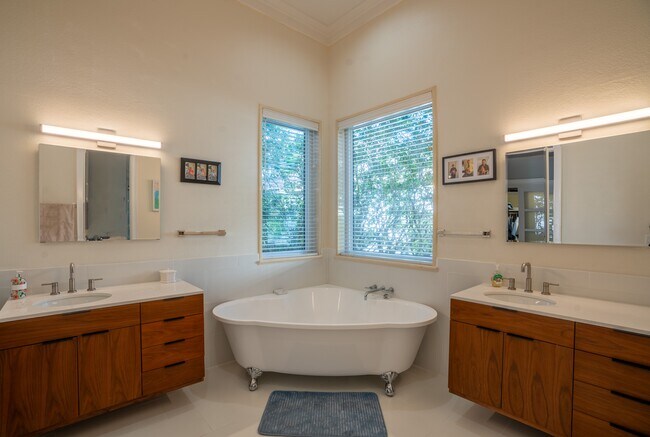 Photo - 9308 Thurloe Pl