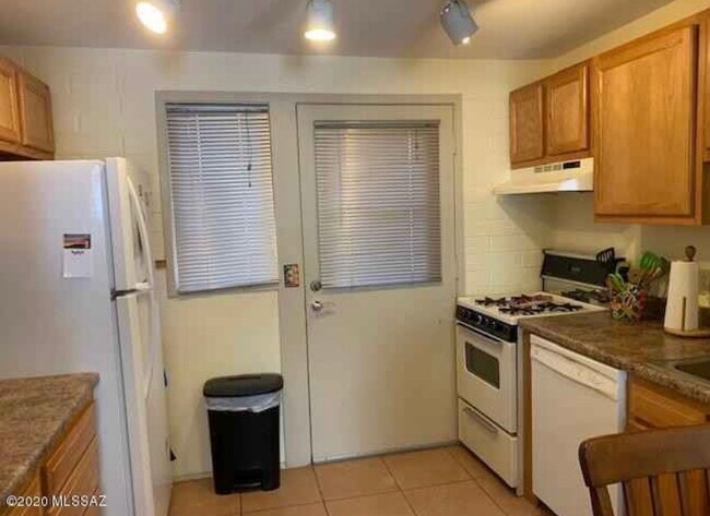 Kitchen - 393 S Paseo Madera Unit A