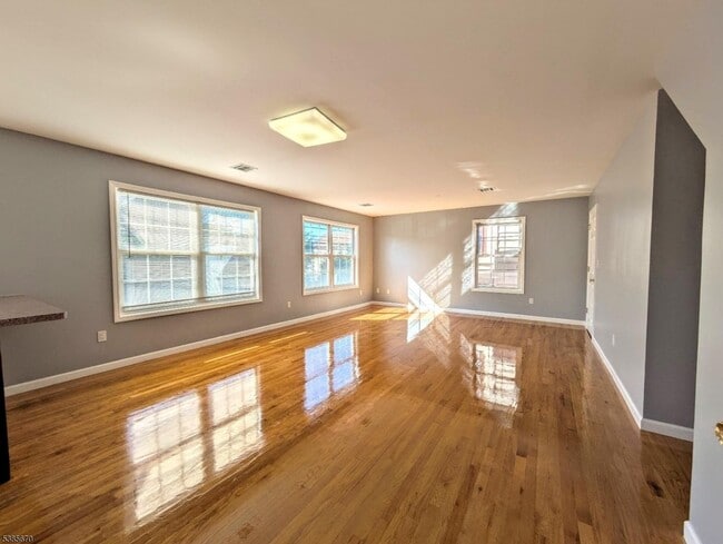 Building Photo - 150 Orange St Unit 2 Rental
