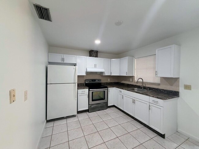 Building Photo - 5899 Mango Rd