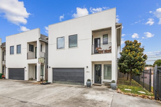 3802 Summa Pl