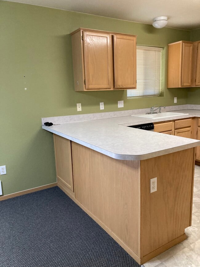 Kitchen bar area - 333 NW Parr Dr