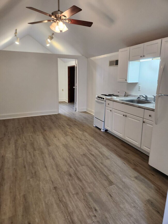 Building Photo - 586 Old York Rd Unit C