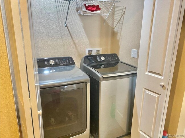 Photo - 283 S 4th Ct