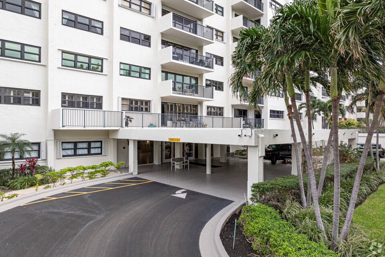 Entrada - The Tower at Port Royale