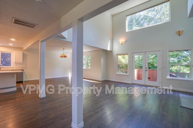 Photo - 552 E 5th St