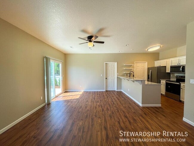 Photo - 618 Camden Ln