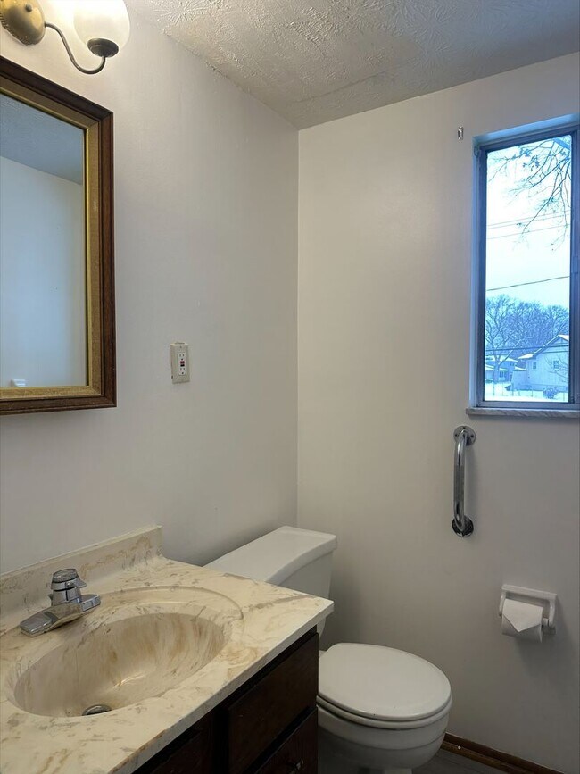 Photo - 4 Bed 2 Bath Home in Columbus!