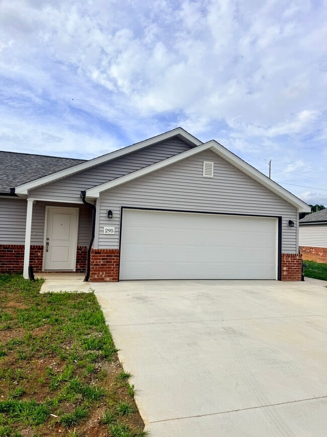 Building Photo - 295 Oak Grove Cir
