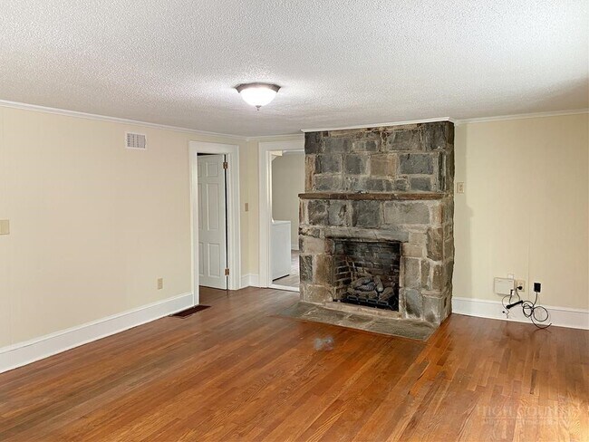 Photo - 807 Mt Jefferson Rd