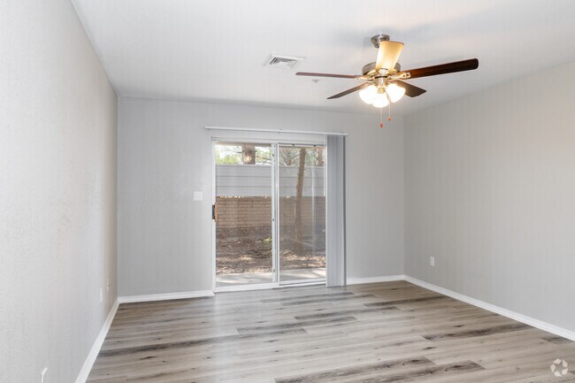 1BR, 1BA -725SF - Living Room