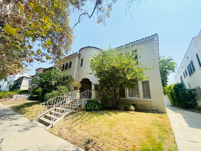 Building Photo - 114 S Sycamore Ave Unit 118.5