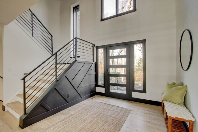 Photo - 755 E 96th St