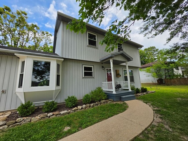 Building Photo - Beautiful Home Located Near Fort Leonard Wood