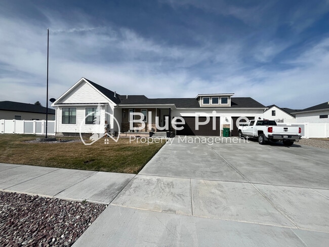 Building Photo - 1885 Mesa Cyn Dr