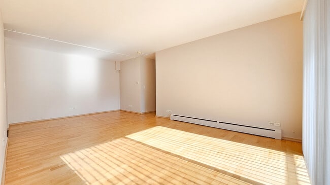 Living Room - 110 N Lincoln Ln Unit 2C