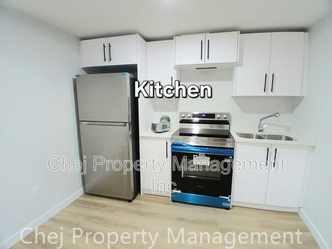 Building Photo - 16519-16520 20 Ave SW Unit Lower