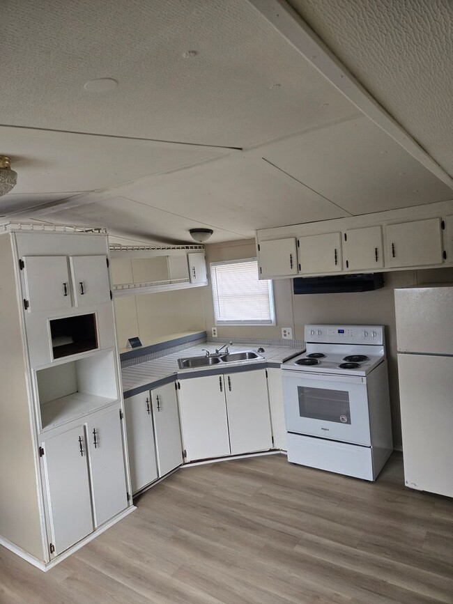 Building Photo - 3 bedroom, 2 bath Mobile Home in Yorktowne