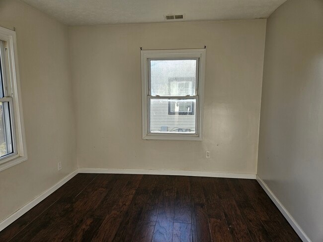 Photo - 201 McLin St