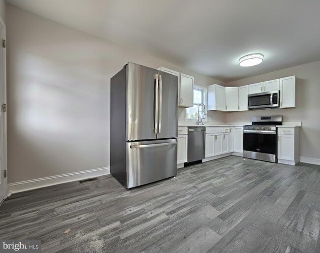 Photo - 301 E 4th St