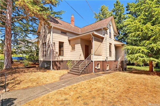 Charming original 1900 farm house. - Charming original 1900 farm house.