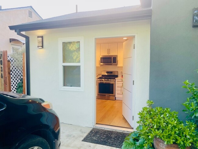 Building Photo - 7034 Yarmouth Ave Unit 7036