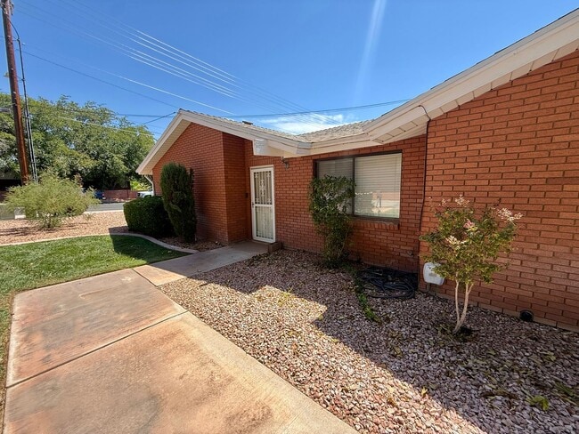 Building Photo - 840 S 400 E