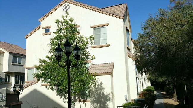 Building Photo - Beautifully designed 2Bed/2Bath/2Car Townhome located in Summerlin