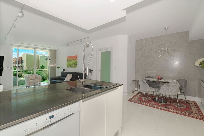 Building Photo - 2000 N Bayshore Dr Unit UN617 Rental