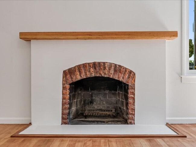 Photo - 827 University Ave