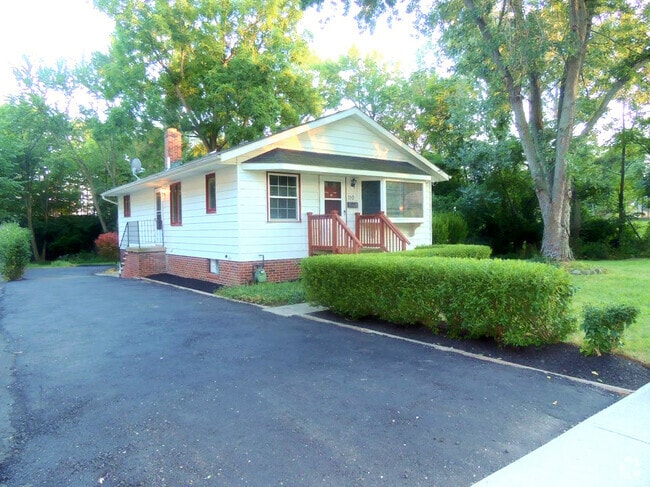 Building Photo - 3 Bedroom, 2 bathroom Ranch for Rent! Rental